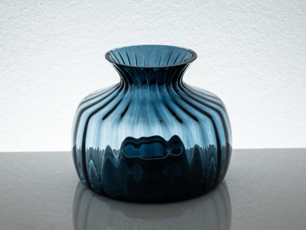 Slika Staklo vaza optic h15d18,5cm o5,5cm šlif - t.plava