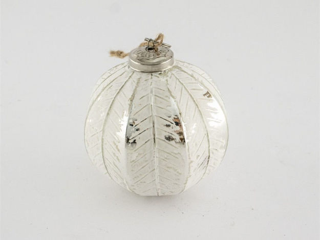 Slika Staklena kuglica latice 8cm srebrna/bijela