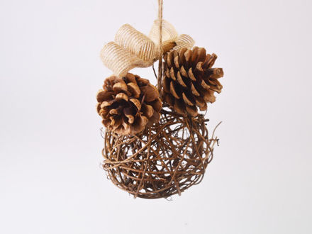 Slika Božićni ukras kugla od ratana s šiškama 13 cm; natur