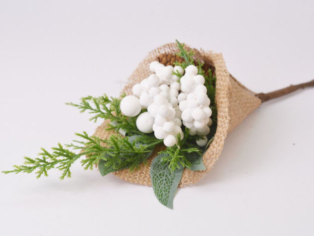 Slika Pik dekorativni s bobicama, šiškama i borovinom u kornetu od jute 28 cm; natur/b