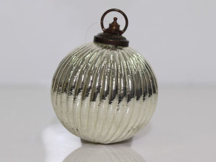 Slika Staklena kuglica rebrasta 10x13,5 cm srebrna